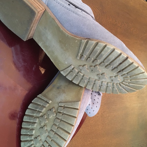 Restricted brand Ankle booties, sz 8. Tan suede. Ex condition. - Picture 3 of 4